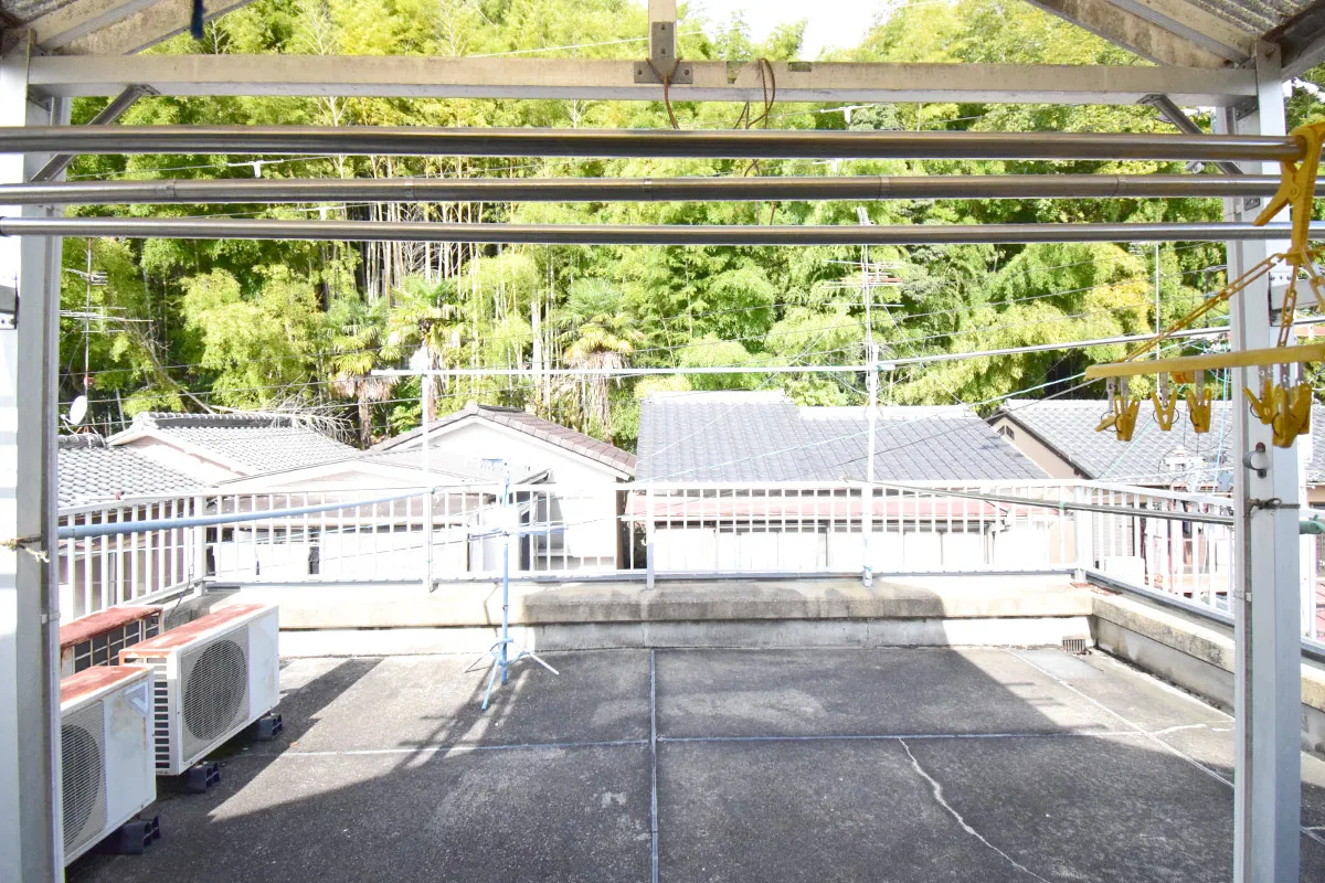 Detached house with a view of Mt. Daimonji from the rooftop.