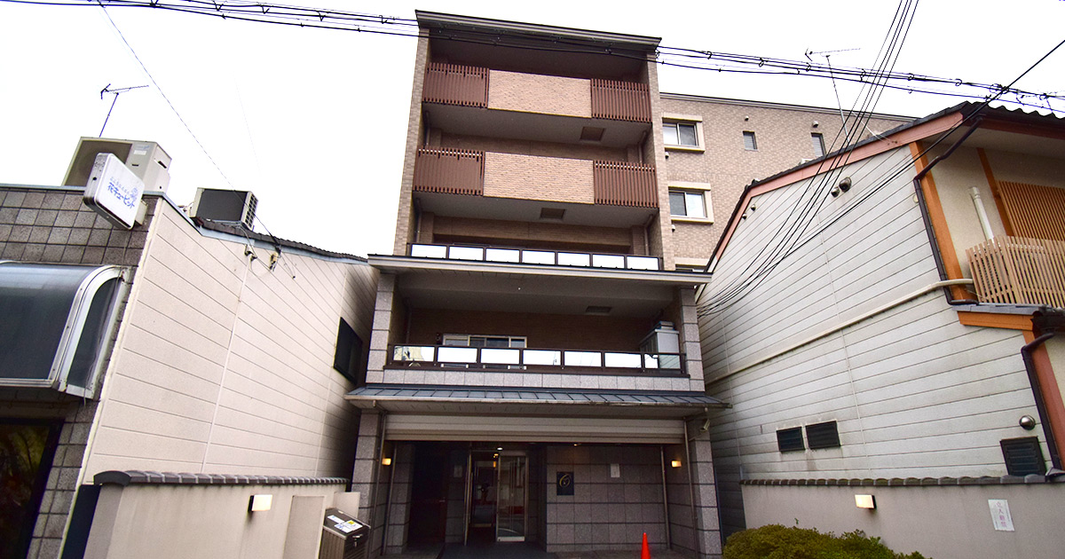 Just a short walk from Gion Shijo Station! A condominium with a large garden!
