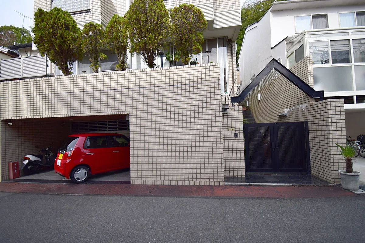 Detached house with a view of Mt. Daimonji from the rooftop.