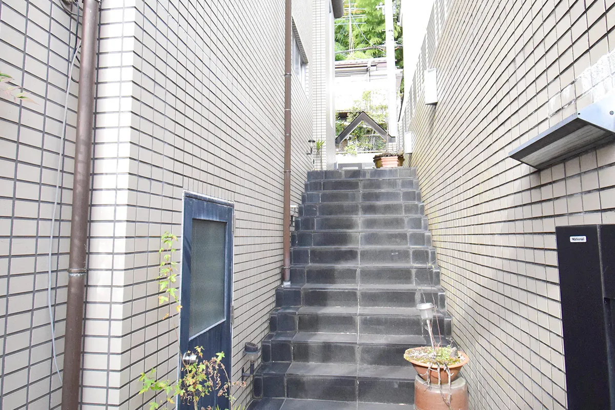 Detached house with a view of Mt. Daimonji from the rooftop.