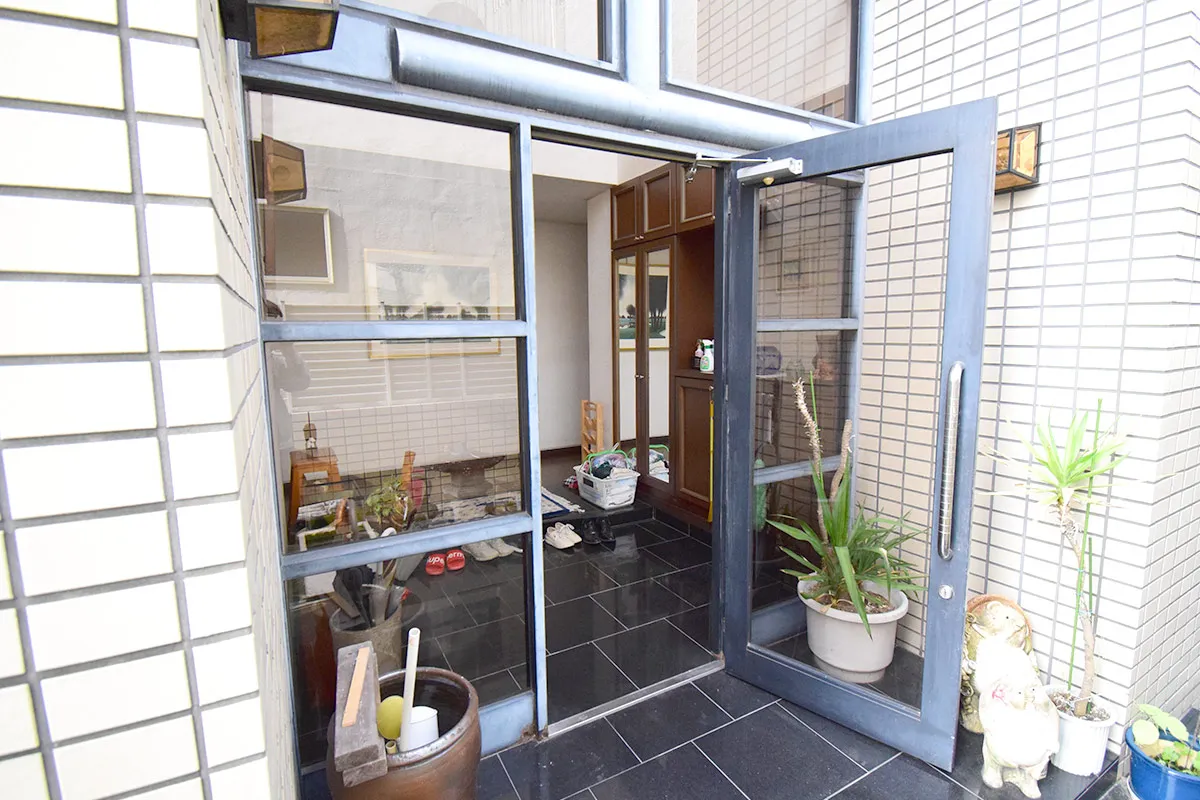 Detached house with a view of Mt. Daimonji from the rooftop.