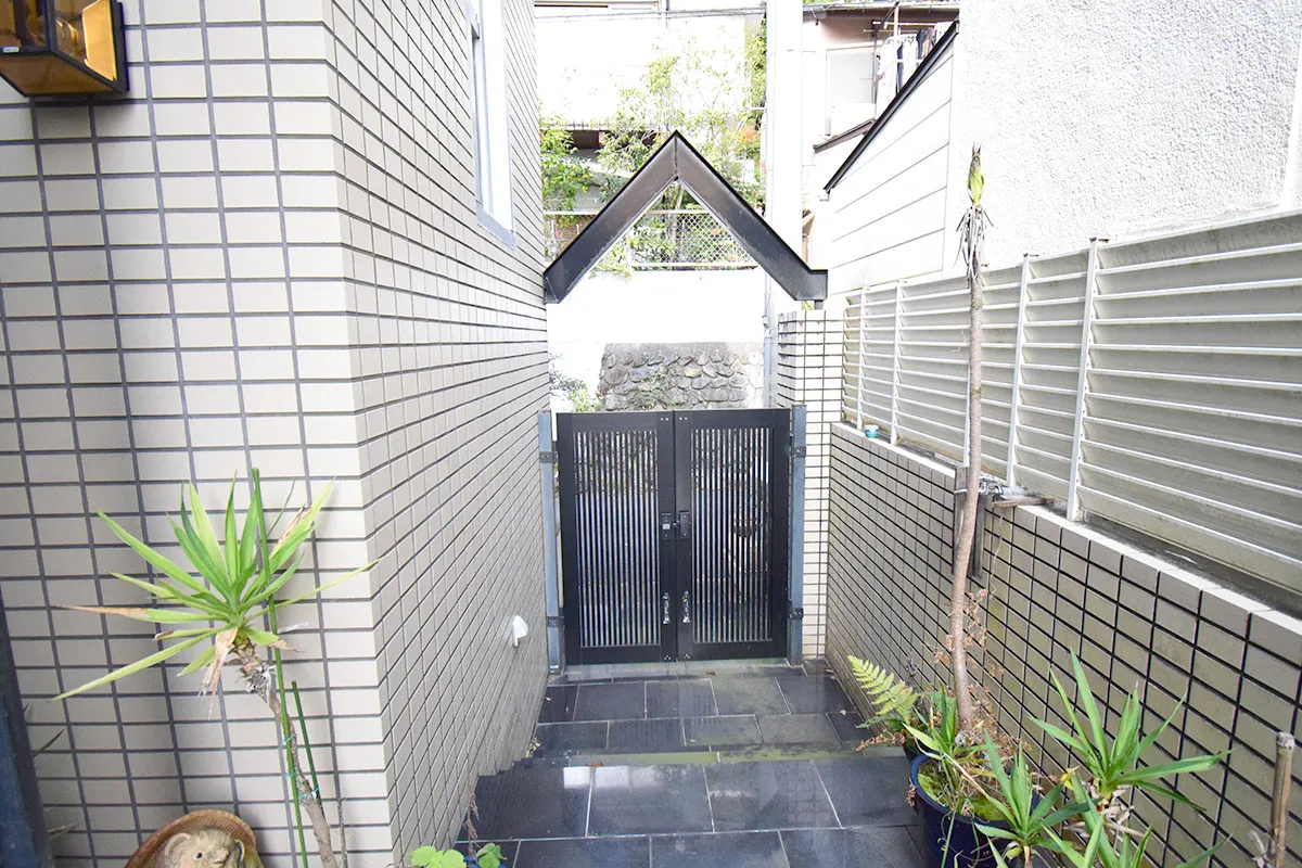 Detached house with a view of Mt. Daimonji from the rooftop.