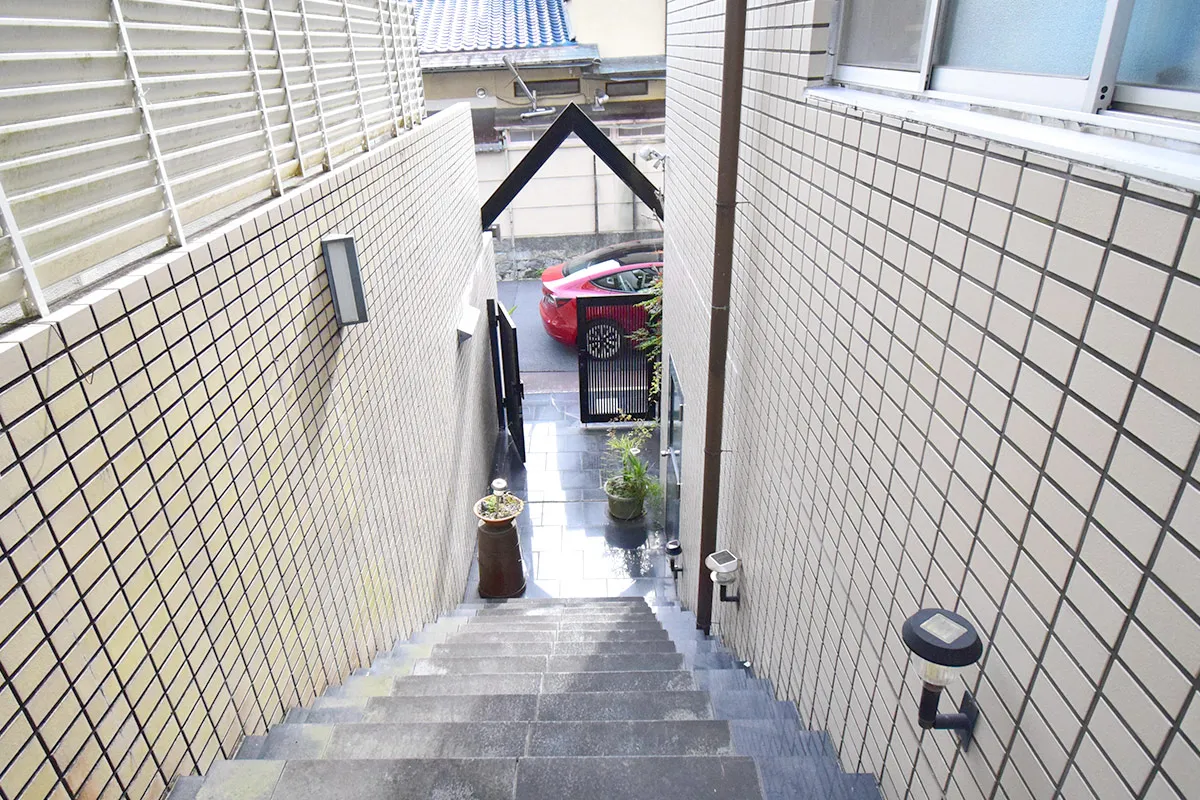 Detached house with a view of Mt. Daimonji from the rooftop.