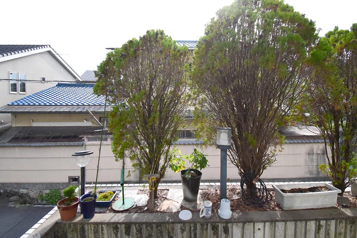 Detached house with a view of Mt. Daimonji from the rooftop.