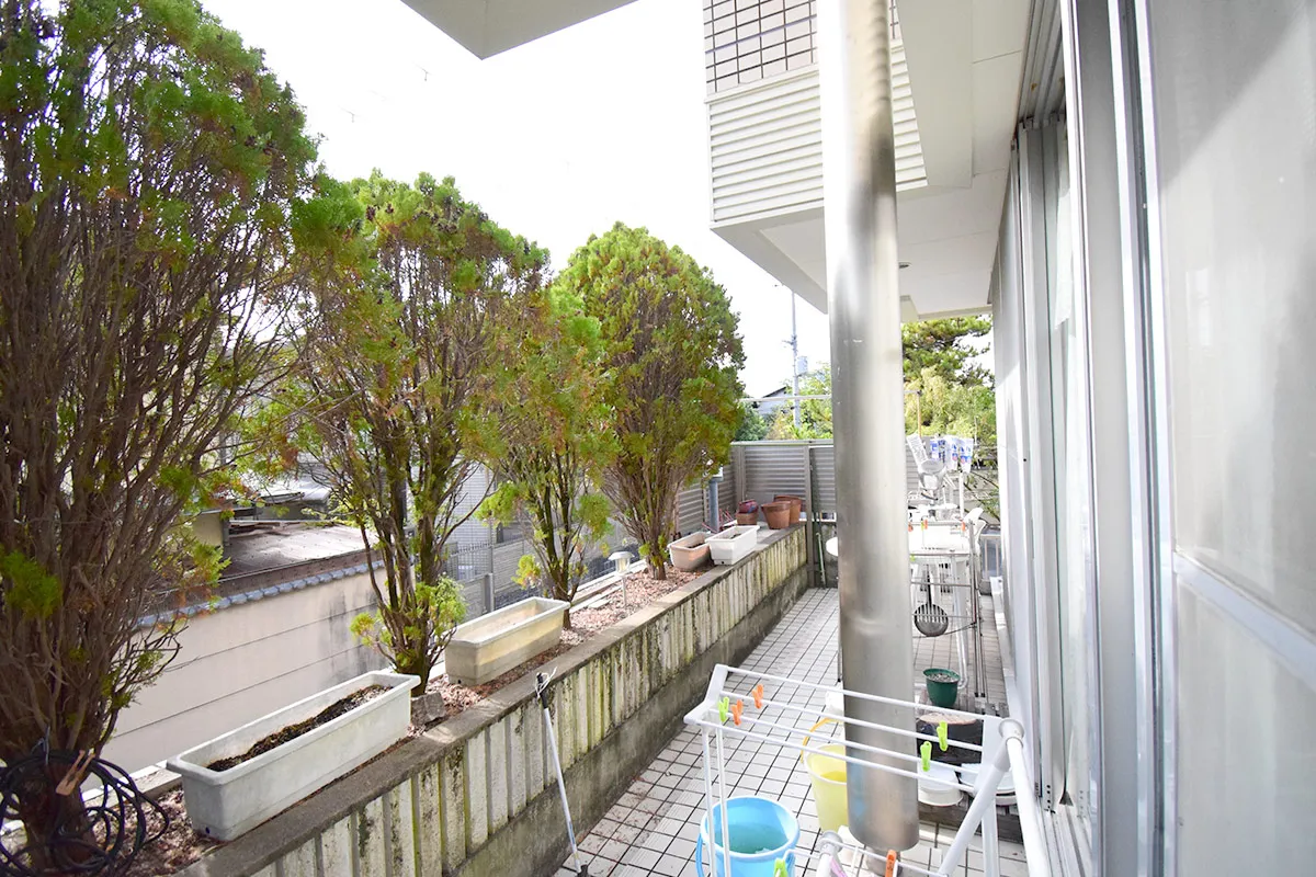 Detached house with a view of Mt. Daimonji from the rooftop.