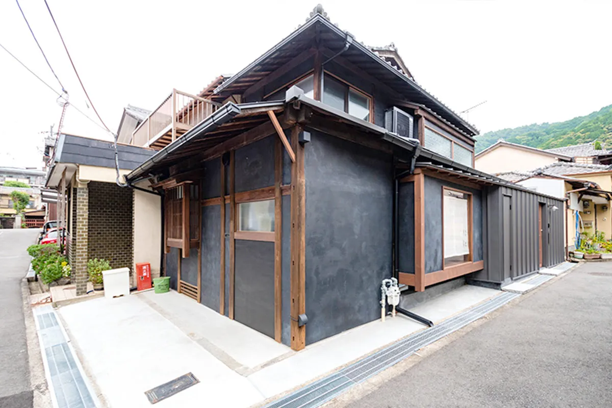 Serene Machiya house with balck walls-A hidden retreat in Nanzenji area