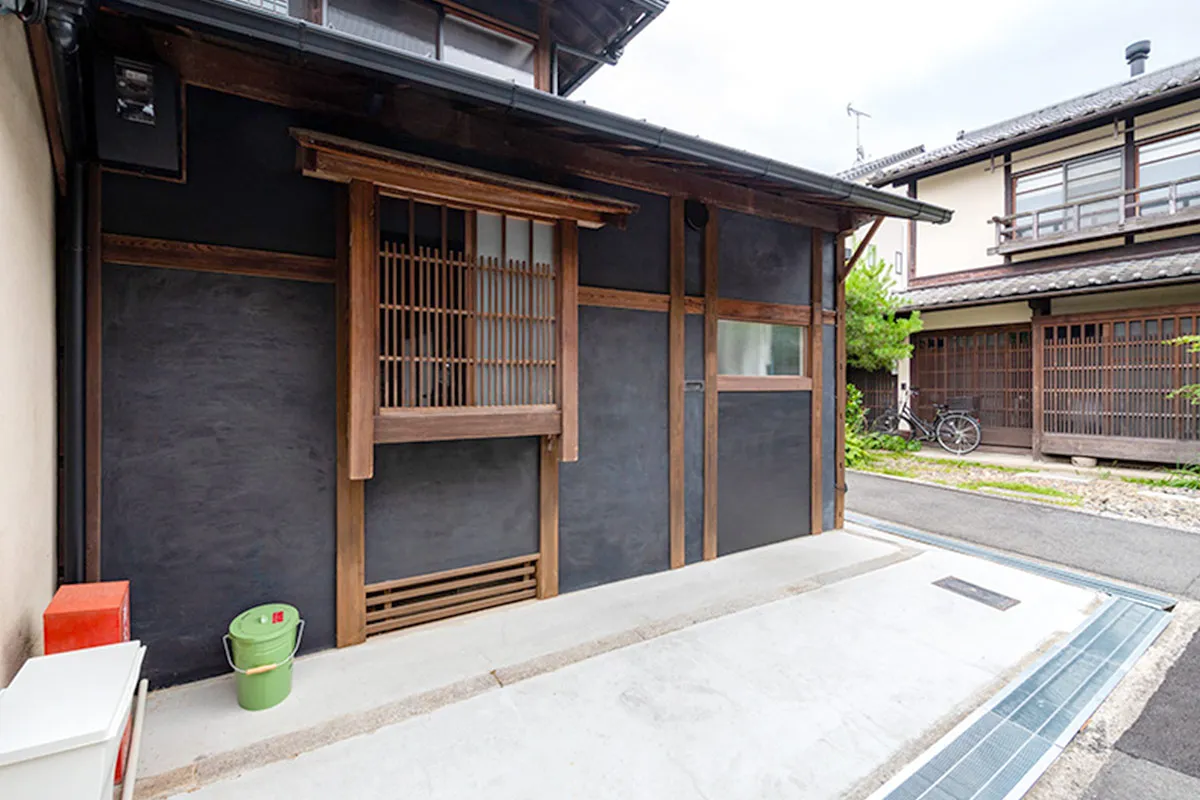 Serene Machiya house with balck walls-A hidden retreat in Nanzenji area
