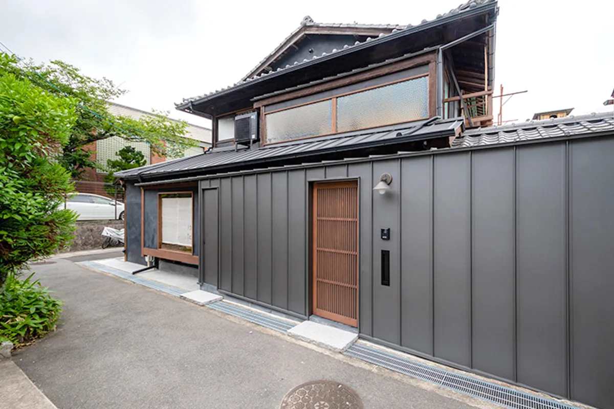 Serene Machiya house with balck walls-A hidden retreat in Nanzenji area