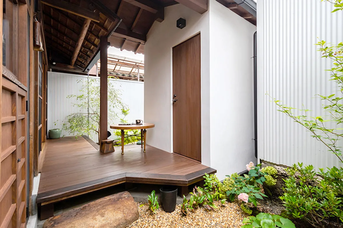 Serene Machiya house with balck walls-A hidden retreat in Nanzenji area
