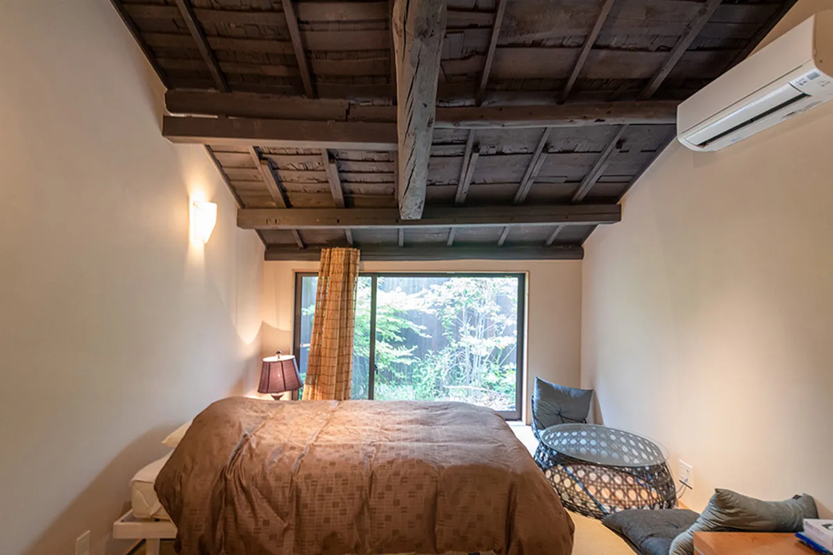 Modern Machiya with Loft and Garden – Living Surrounded by the Greenery of Kyoto Imperial Palace