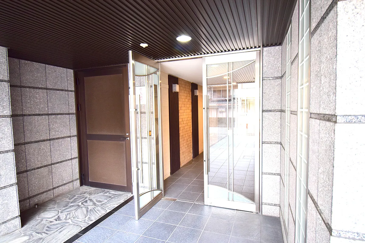 Heart of Kyoto: Ground Floor Condo with a Spacious Private Garden