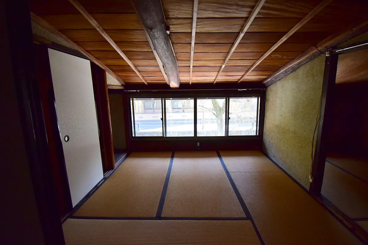 A Kyomachiya building facing Shirakawa in Kyoto