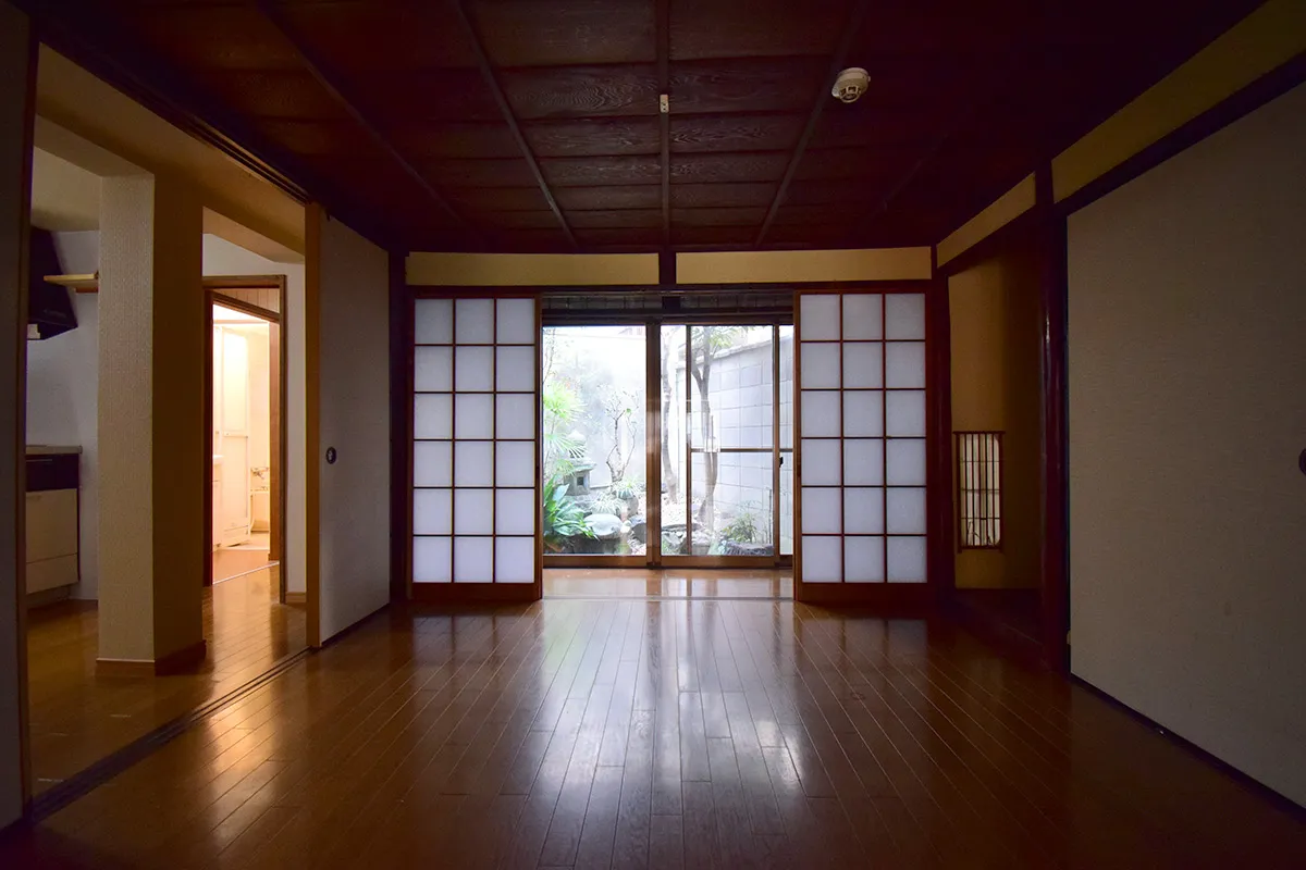 A Kyomachiya building facing Shirakawa in Kyoto