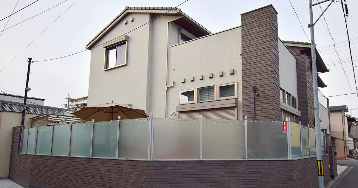 Contemporary Detached Home near Saiin Station with Expansive Interiors & Unique Split-Level Layout