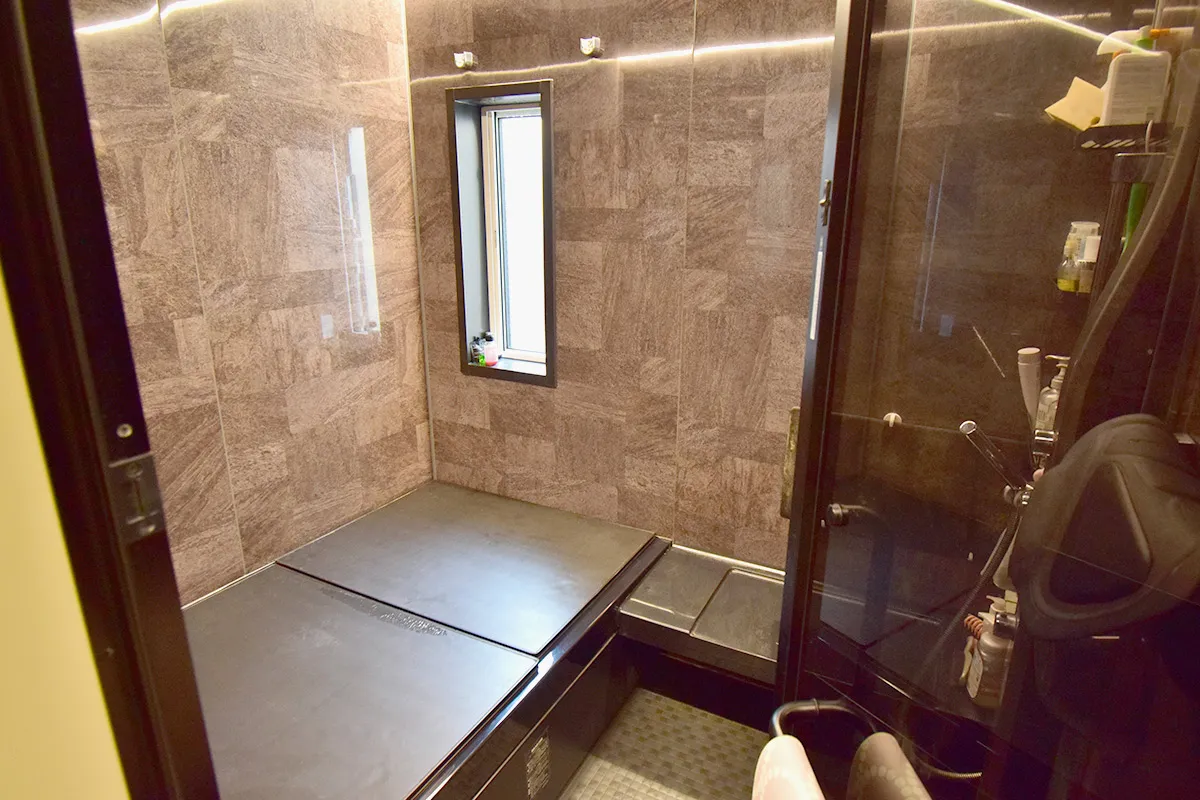 Contemporary Detached Home near Saiin Station with Expansive Interiors & Unique Split-Level Layout