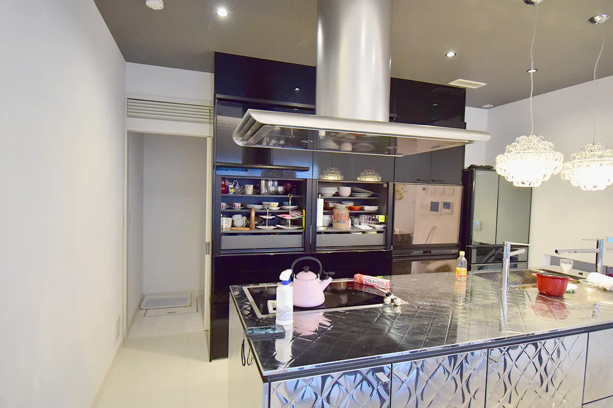 Contemporary Detached Home near Saiin Station with Expansive Interiors & Unique Split-Level Layout