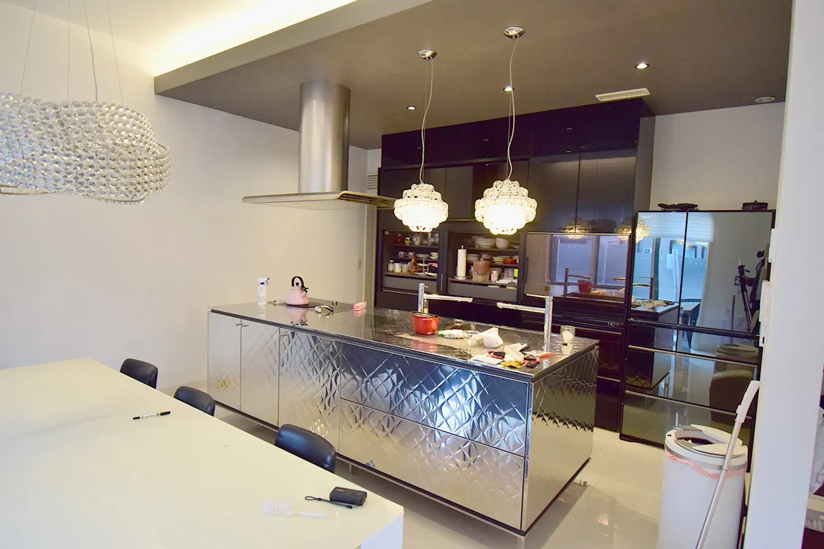 Contemporary Detached Home near Saiin Station with Expansive Interiors & Unique Split-Level Layout