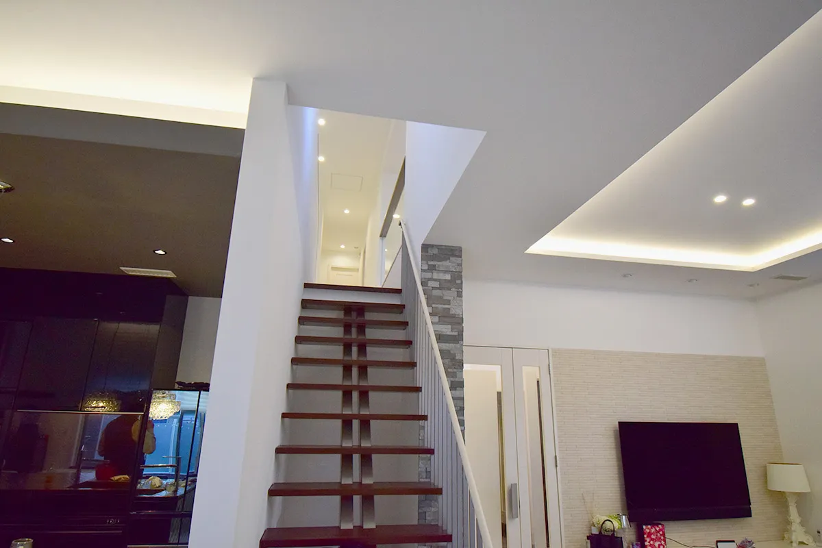 Contemporary Detached Home near Saiin Station with Expansive Interiors & Unique Split-Level Layout