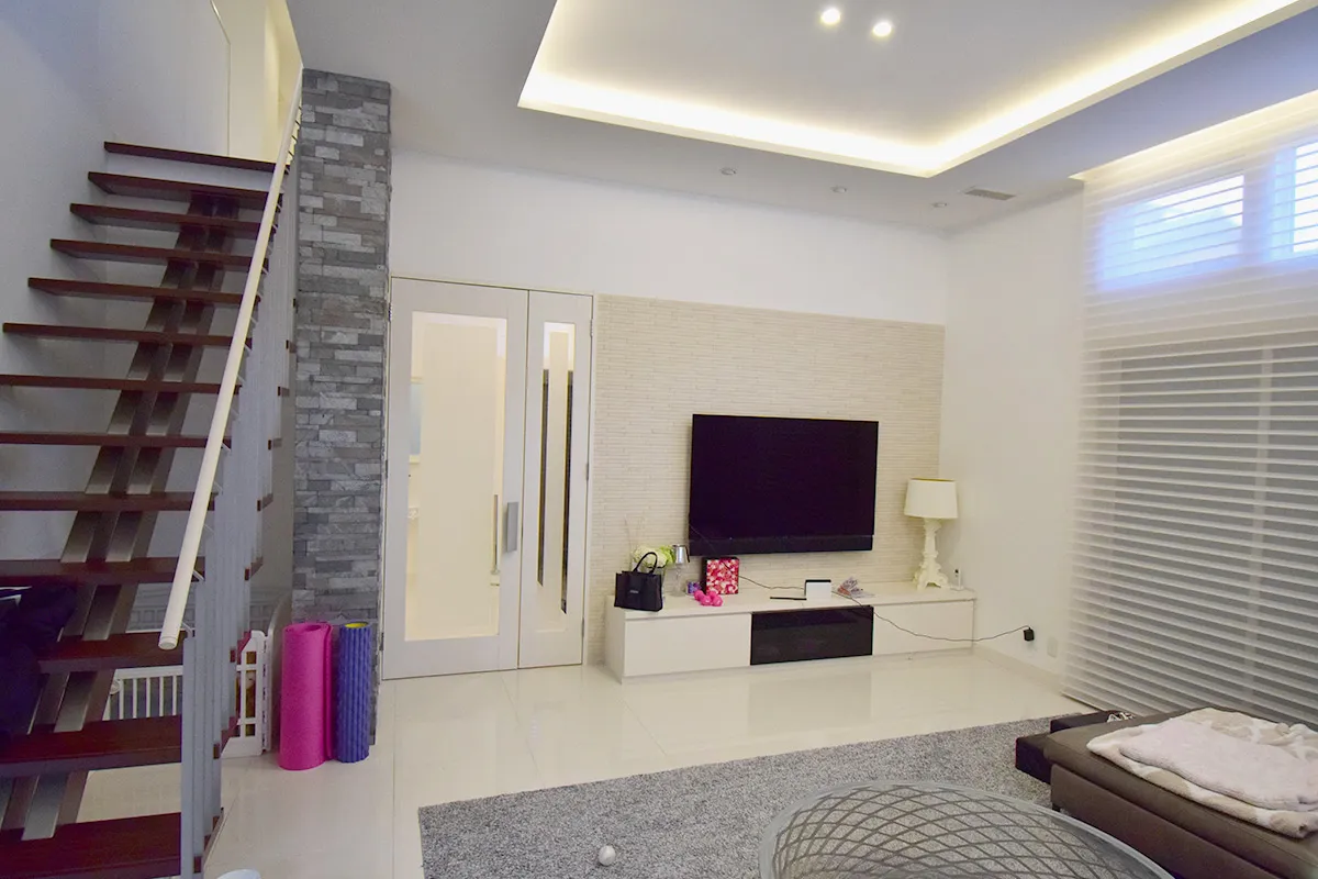Contemporary Detached Home near Saiin Station with Expansive Interiors & Unique Split-Level Layout