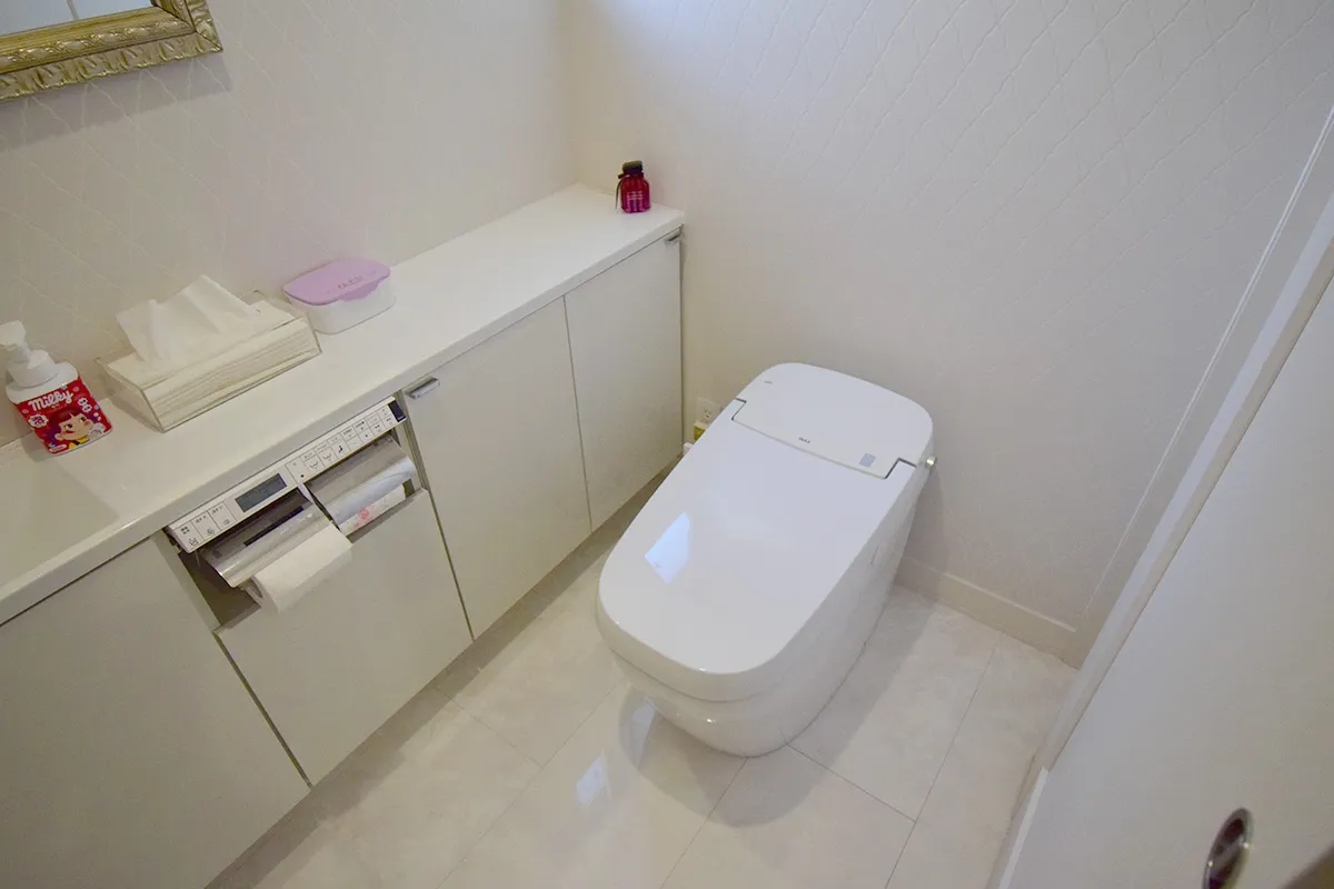 Contemporary Detached Home near Saiin Station with Expansive Interiors & Unique Split-Level Layout