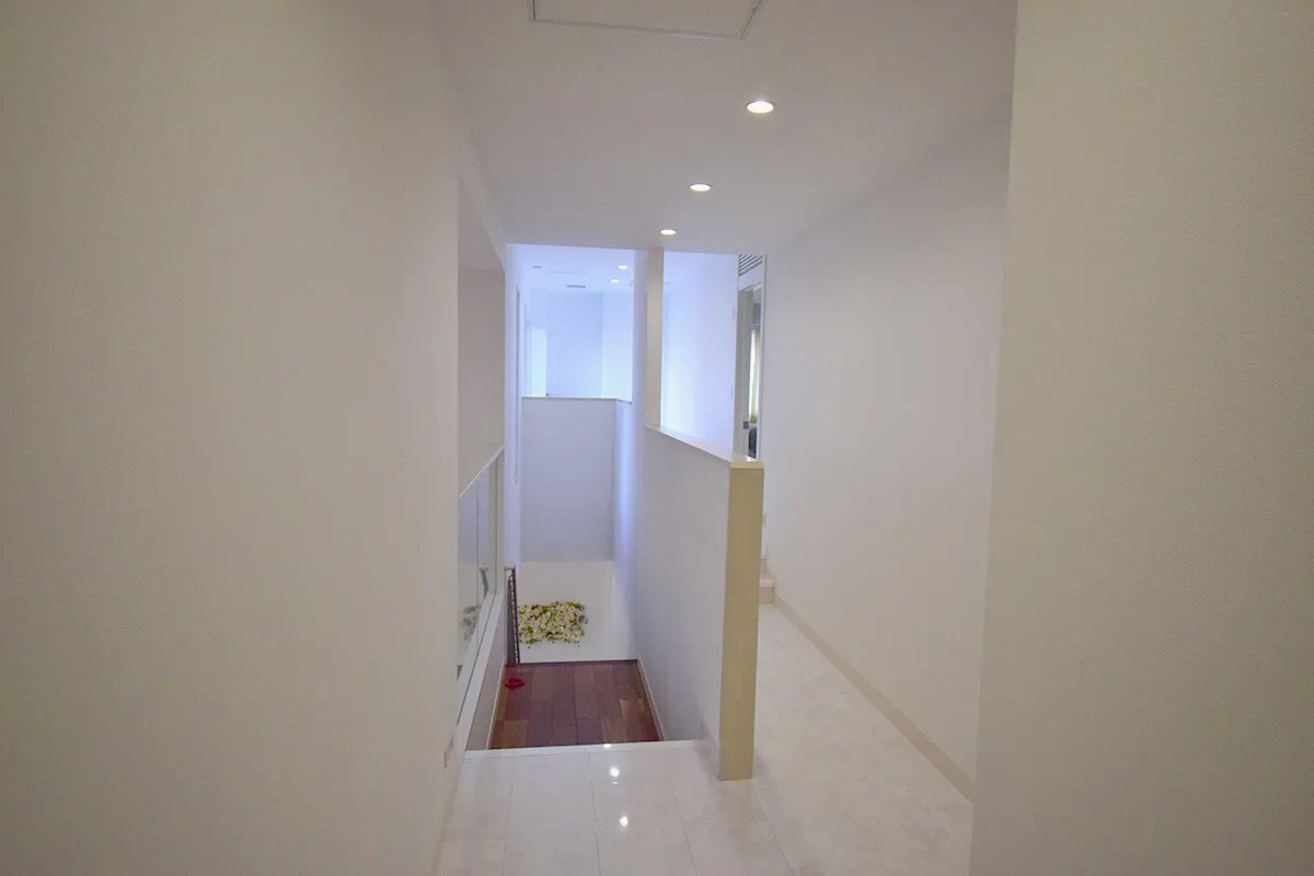 Contemporary Detached Home near Saiin Station with Expansive Interiors & Unique Split-Level Layout
