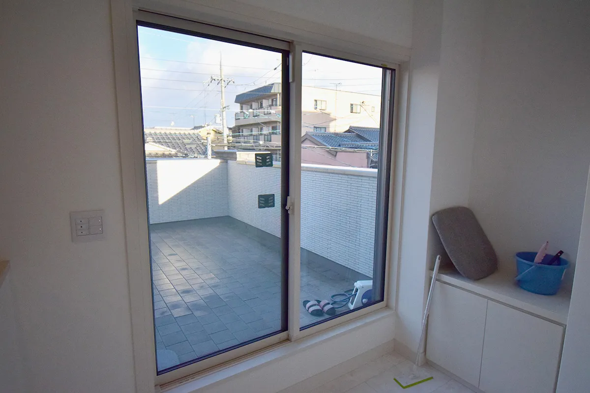 Contemporary Detached Home near Saiin Station with Expansive Interiors & Unique Split-Level Layout