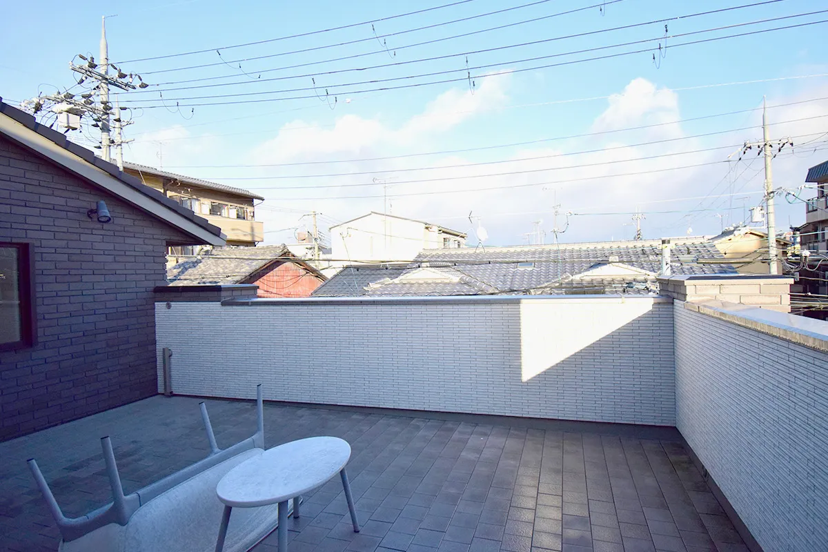 Contemporary Detached Home near Saiin Station with Expansive Interiors & Unique Split-Level Layout