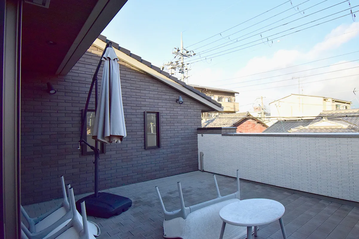 Contemporary Detached Home near Saiin Station with Expansive Interiors & Unique Split-Level Layout