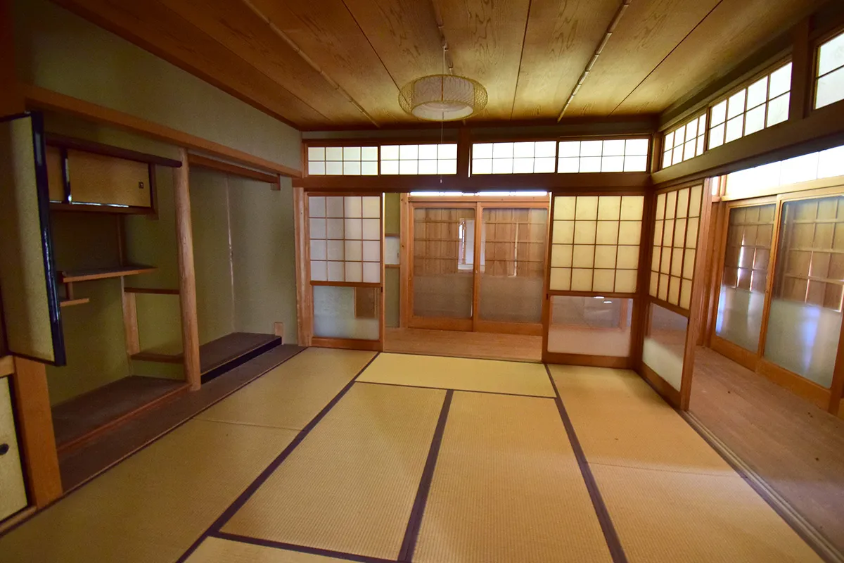 Quiet Family Retreat in Iwakura: Spacious 7DK Detached Home with Secure Parking & Lush Garden