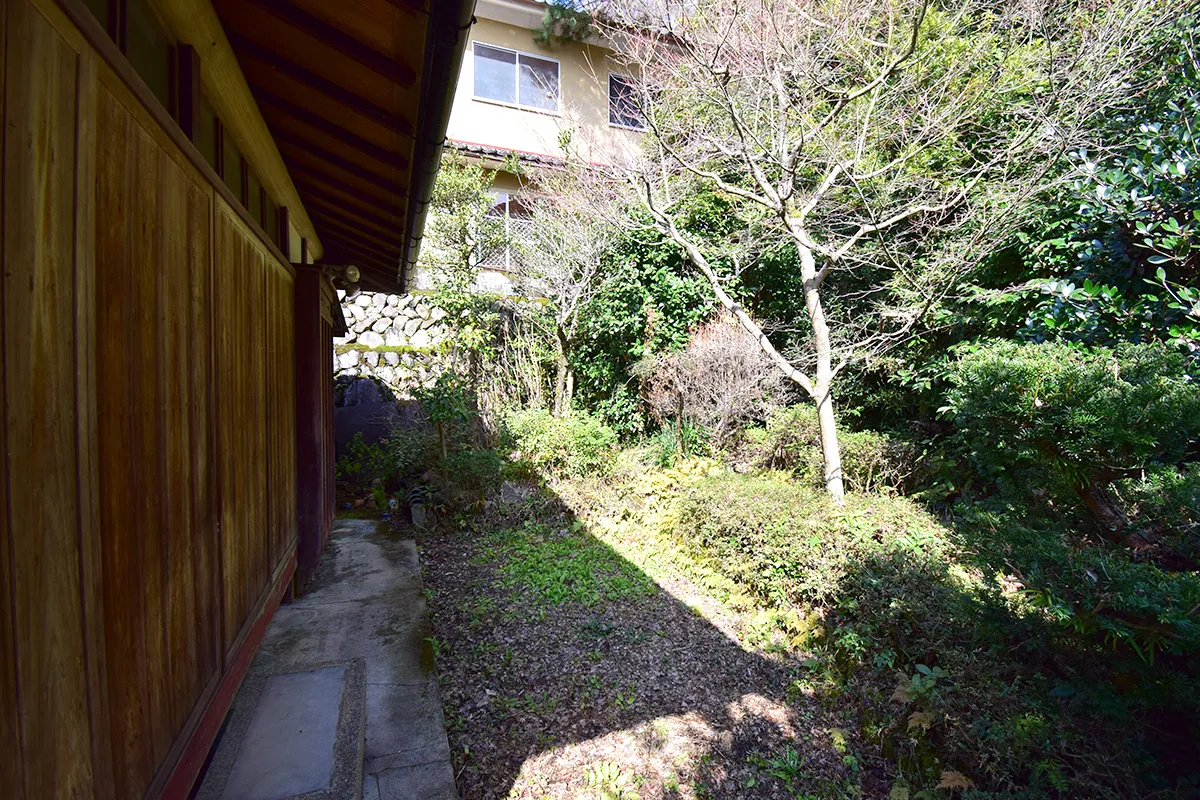 Quiet Family Retreat in Iwakura: Spacious 7DK Detached Home with Secure Parking & Lush Garden