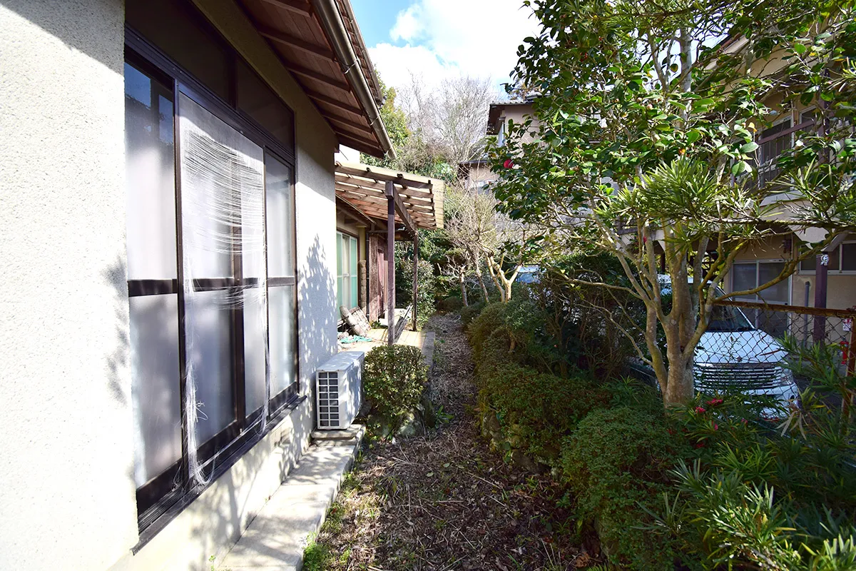 Quiet Family Retreat in Iwakura: Spacious 7DK Detached Home with Secure Parking & Lush Garden