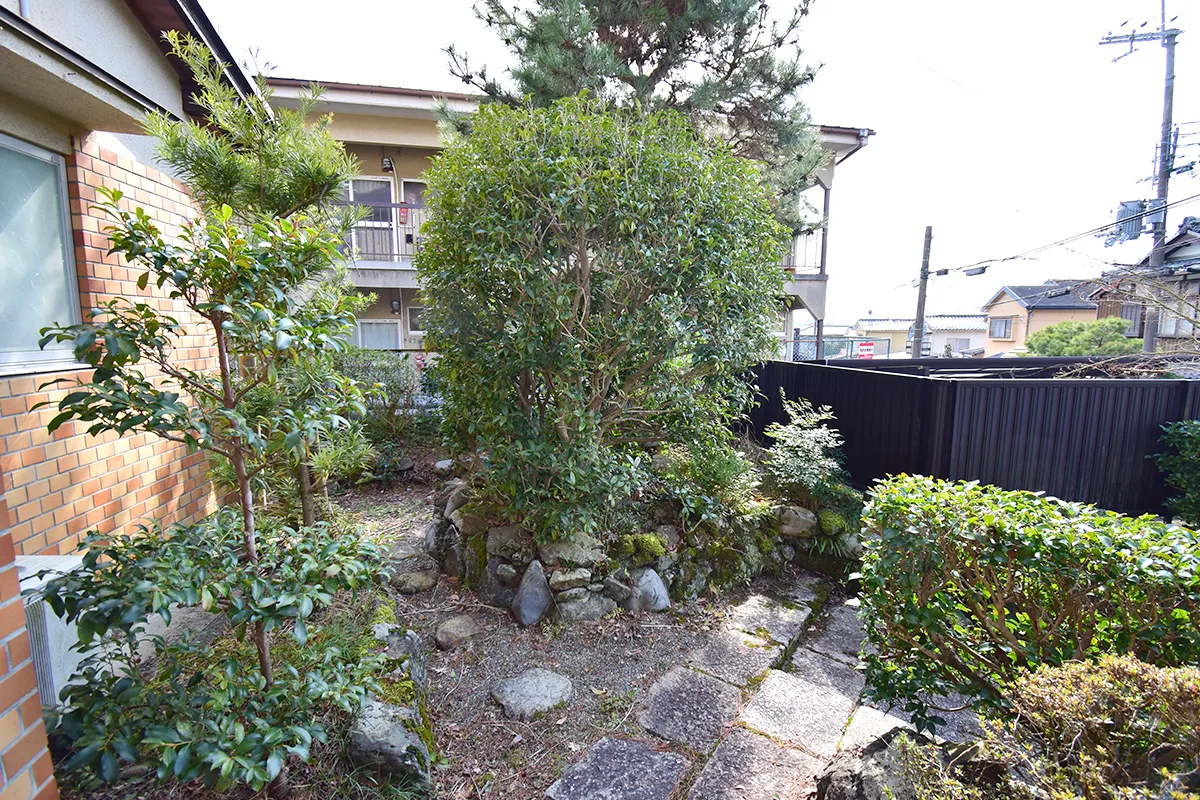 Quiet Family Retreat in Iwakura: Spacious 7DK Detached Home with Secure Parking & Lush Garden