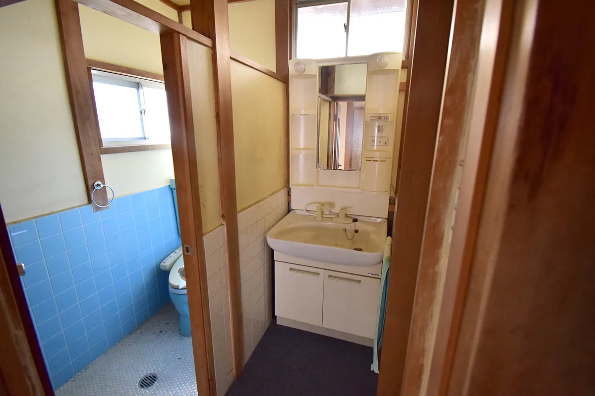 Quiet Family Retreat in Iwakura: Spacious 7DK Detached Home with Secure Parking & Lush Garden