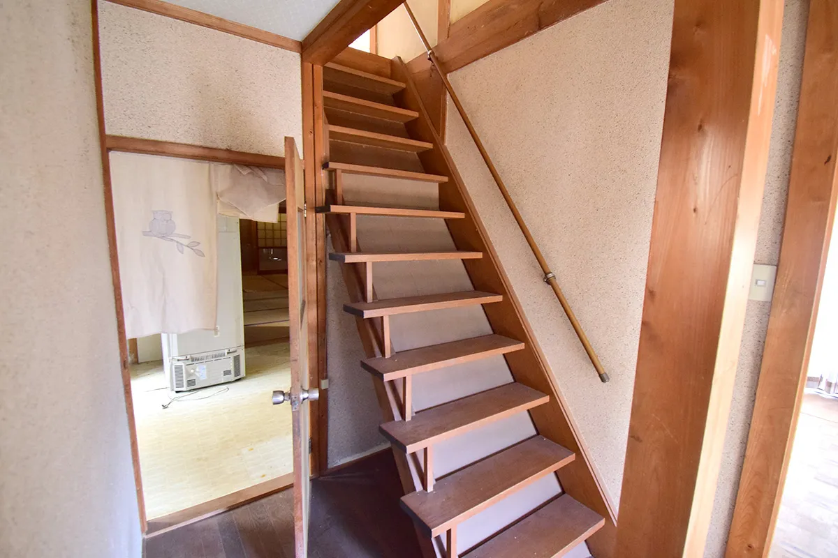 Quiet Family Retreat in Iwakura: Spacious 7DK Detached Home with Secure Parking & Lush Garden