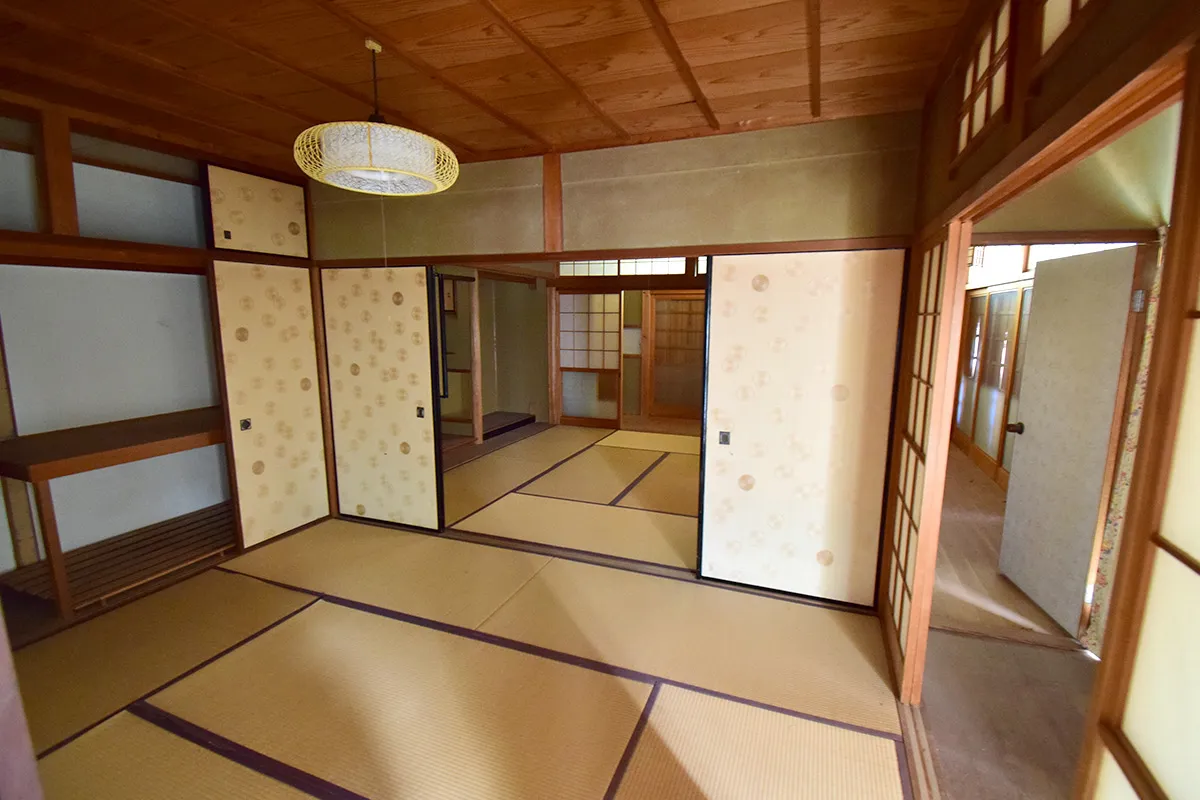 Quiet Family Retreat in Iwakura: Spacious 7DK Detached Home with Secure Parking & Lush Garden