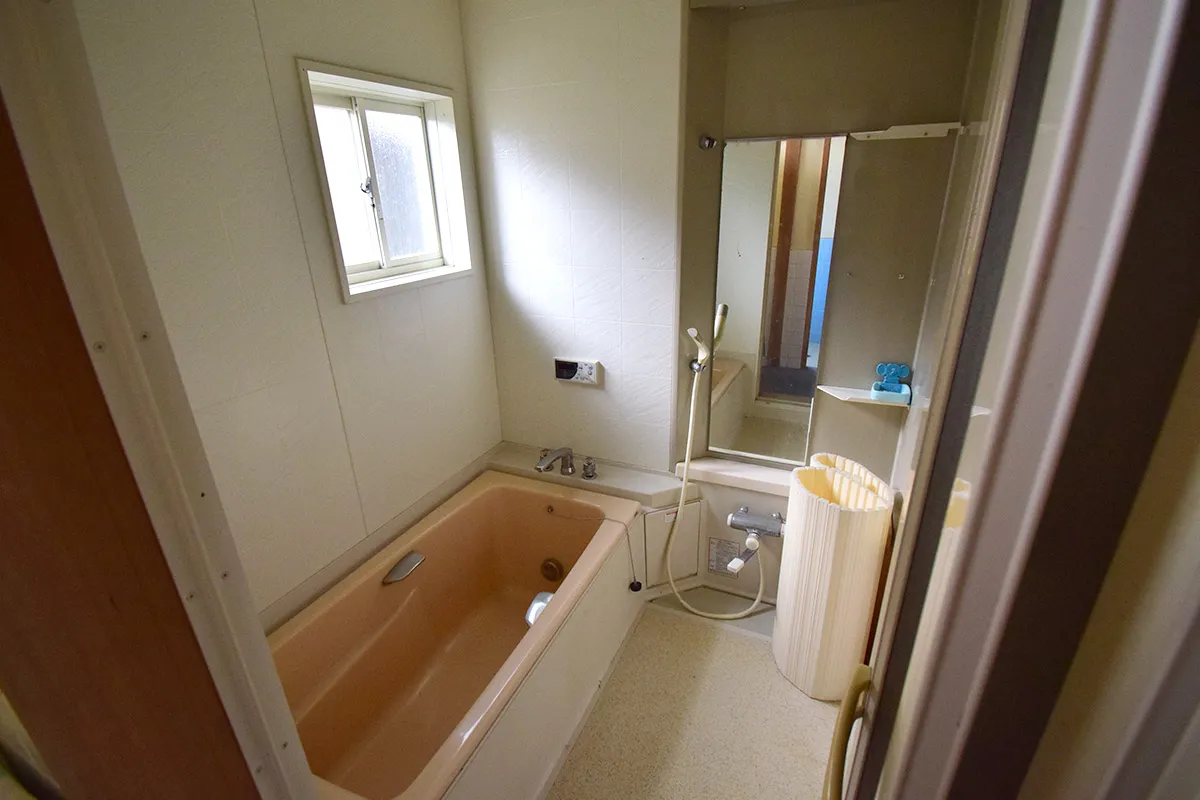Quiet Family Retreat in Iwakura: Spacious 7DK Detached Home with Secure Parking & Lush Garden