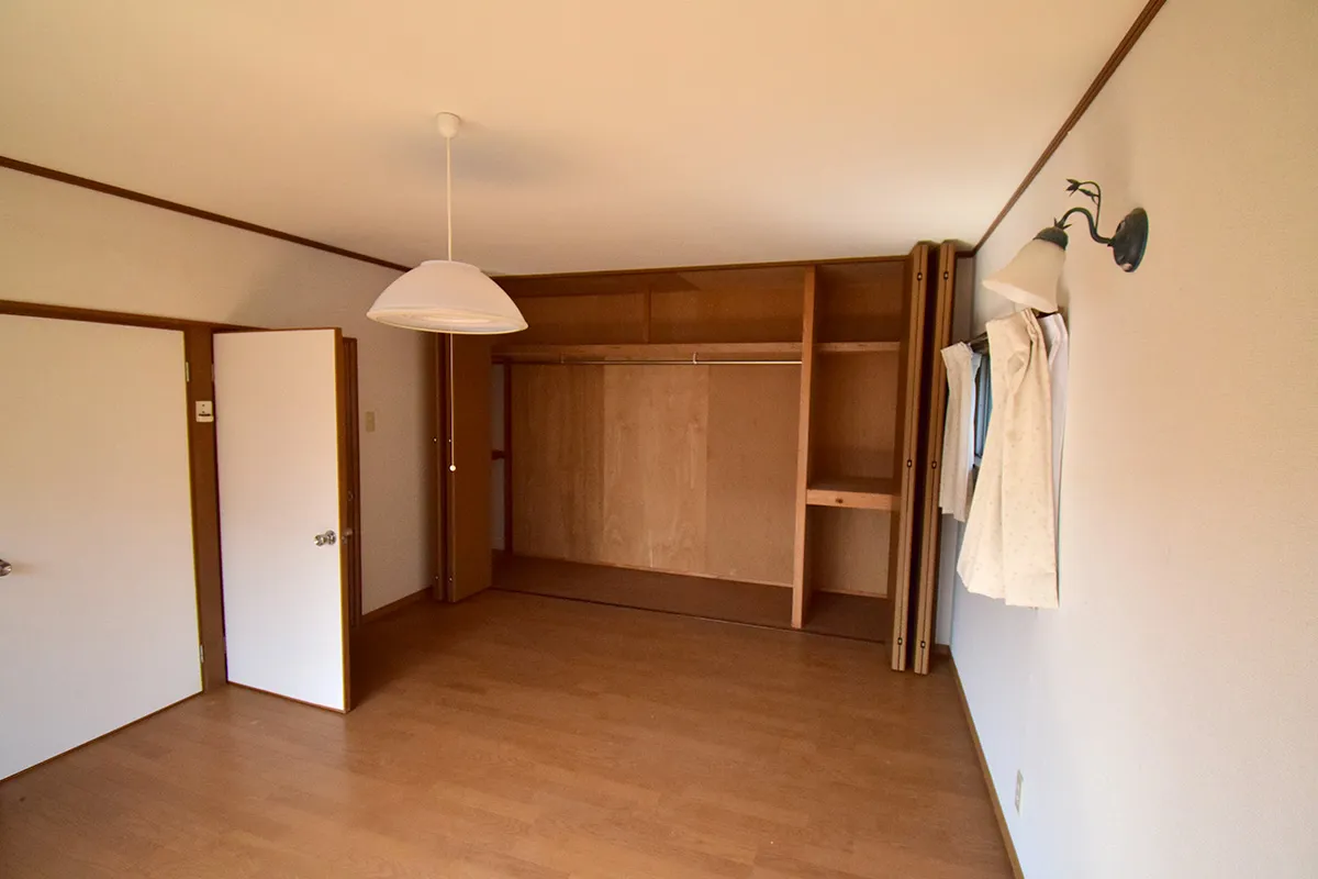 Quiet Family Retreat in Iwakura: Spacious 7DK Detached Home with Secure Parking & Lush Garden