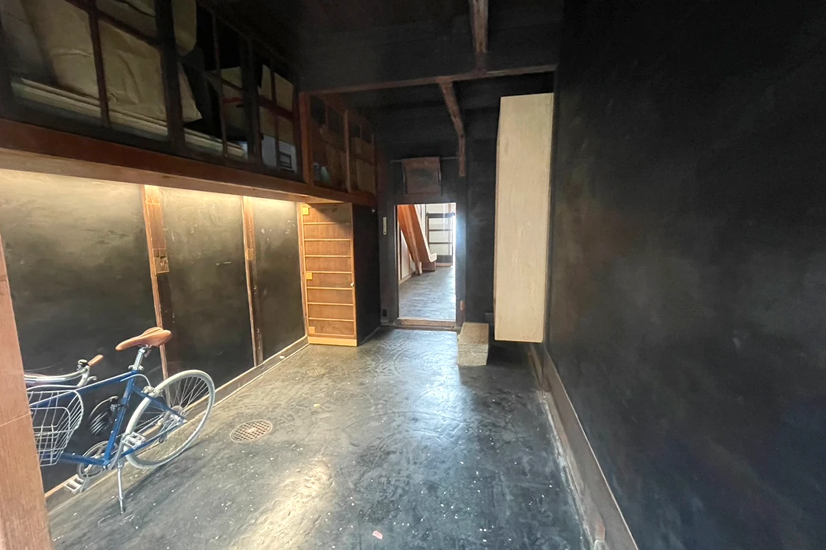 Fully Renovated Machiya Main House with Playful Slide & Private Courtyard