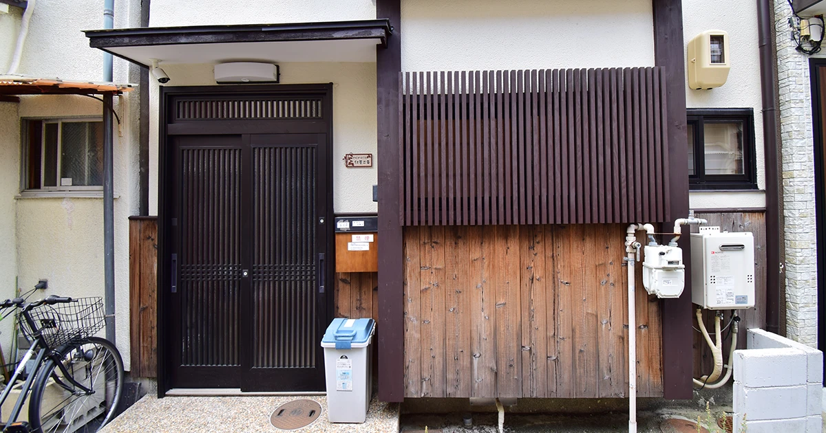 Fully renovated Licensed Guesthouse: Wooden Home with Traditional Charm Near West Oji Sanjo Station