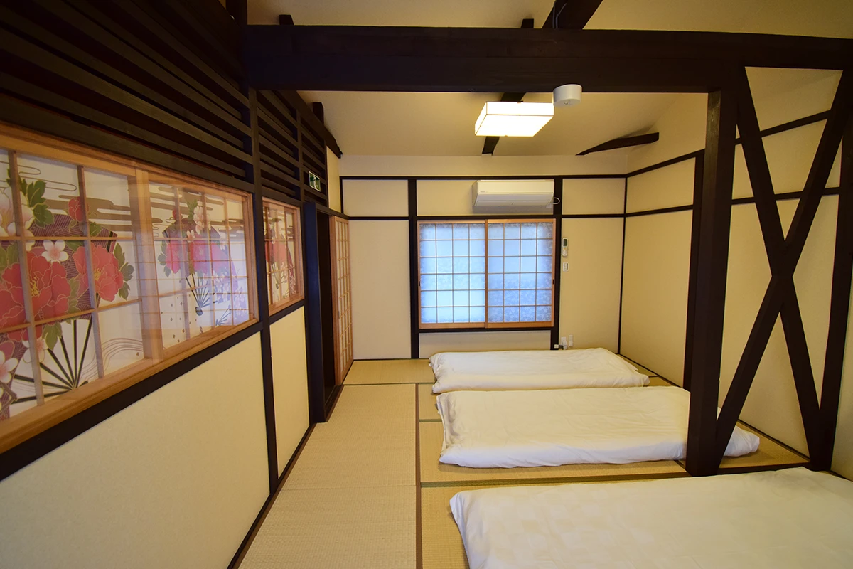 Fully renovated Licensed Guesthouse: Wooden Home with Traditional Charm Near West Oji Sanjo Station