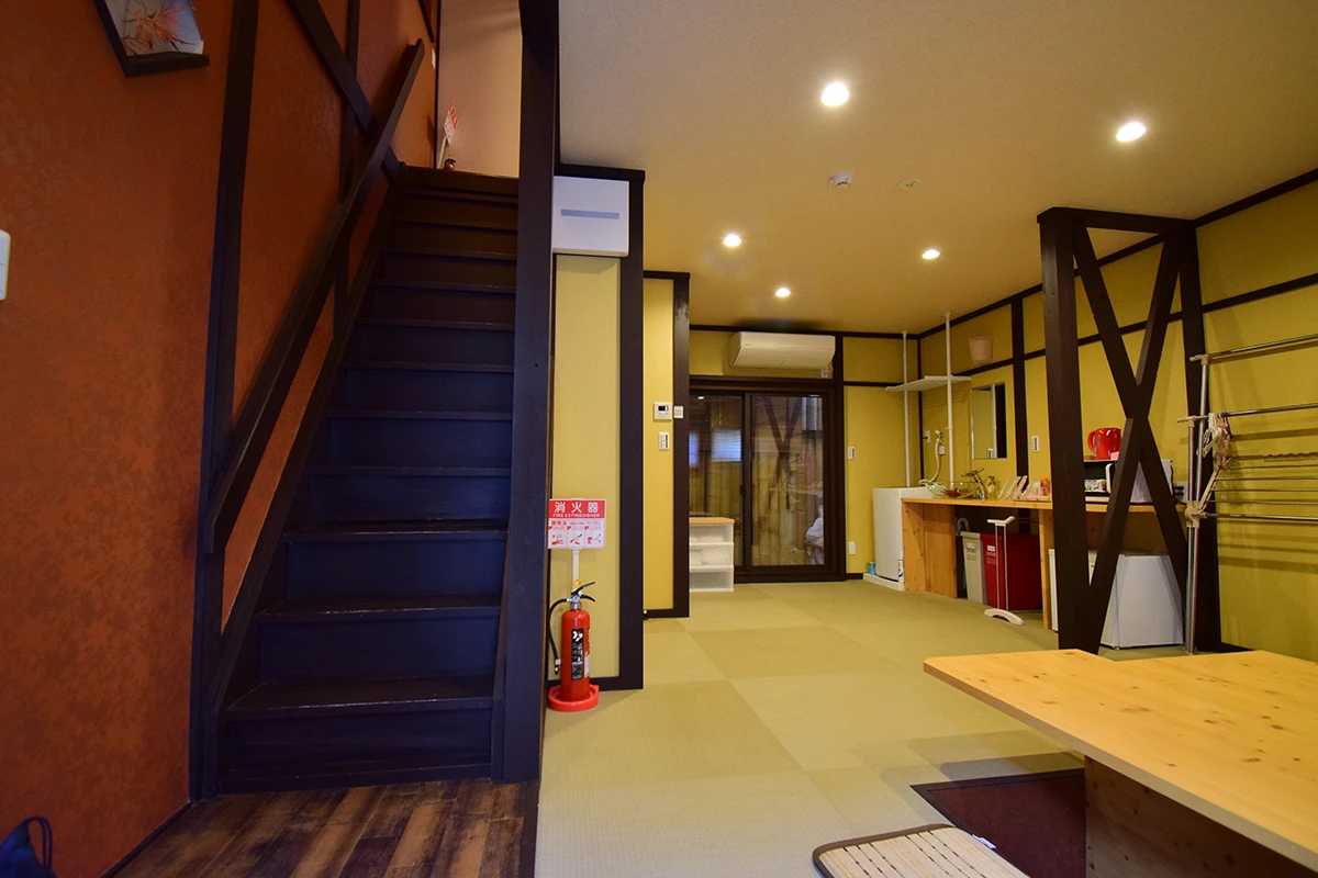 Fully renovated Licensed Guesthouse: Wooden Home with Traditional Charm Near West Oji Sanjo Station