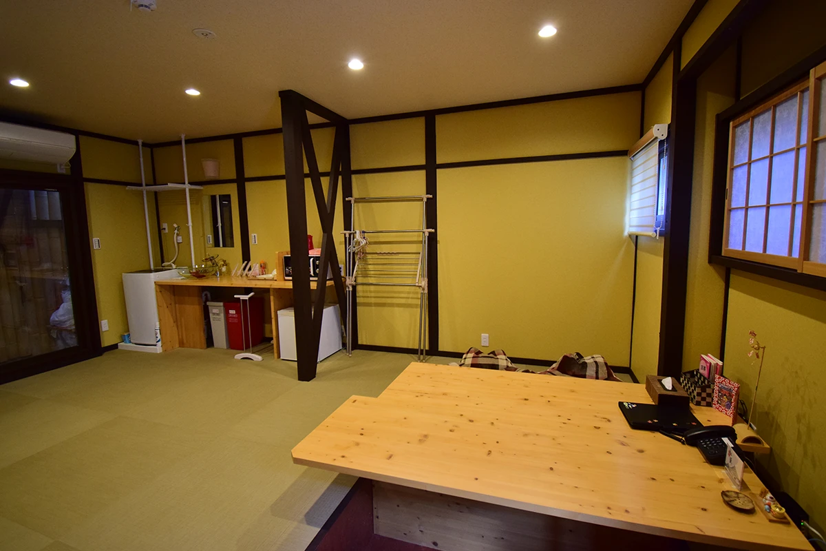 Fully renovated Licensed Guesthouse: Wooden Home with Traditional Charm Near West Oji Sanjo Station