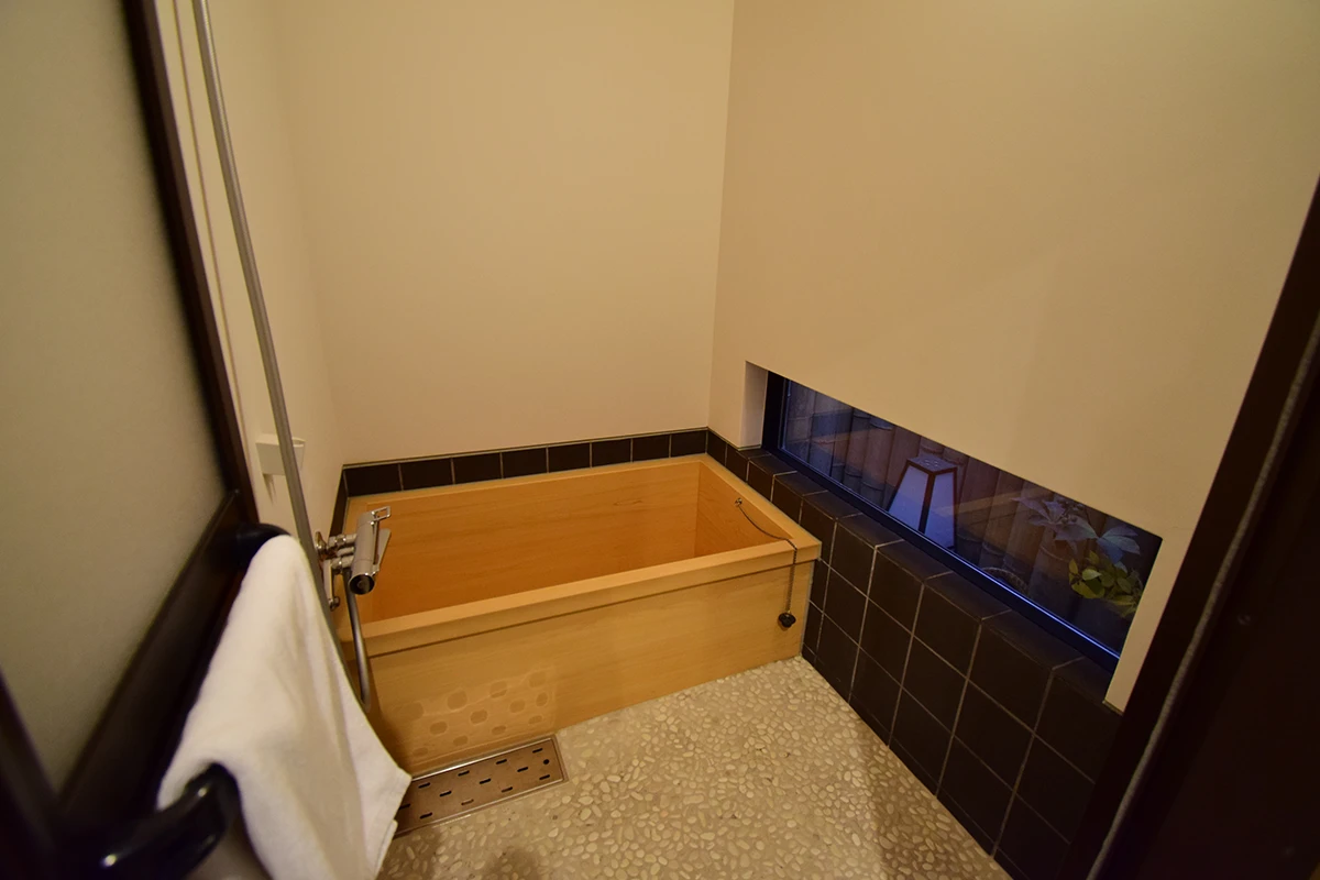 Fully renovated Licensed Guesthouse: Wooden Home with Traditional Charm Near West Oji Sanjo Station