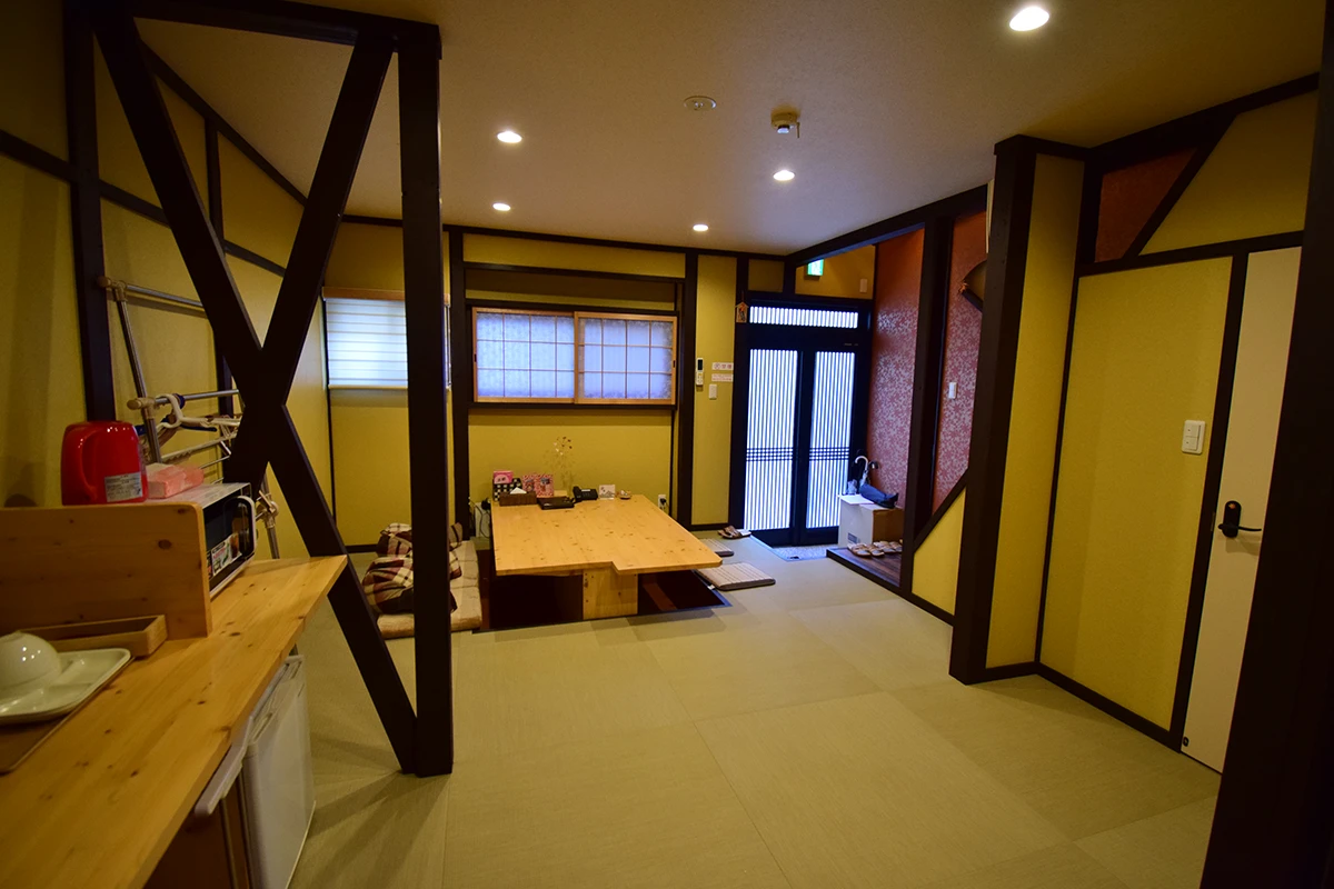 Fully renovated Licensed Guesthouse: Wooden Home with Traditional Charm Near West Oji Sanjo Station