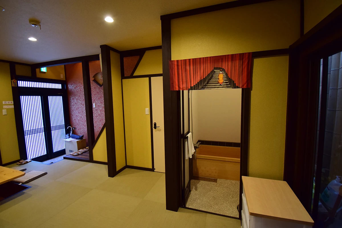 Fully renovated Licensed Guesthouse: Wooden Home with Traditional Charm Near West Oji Sanjo Station