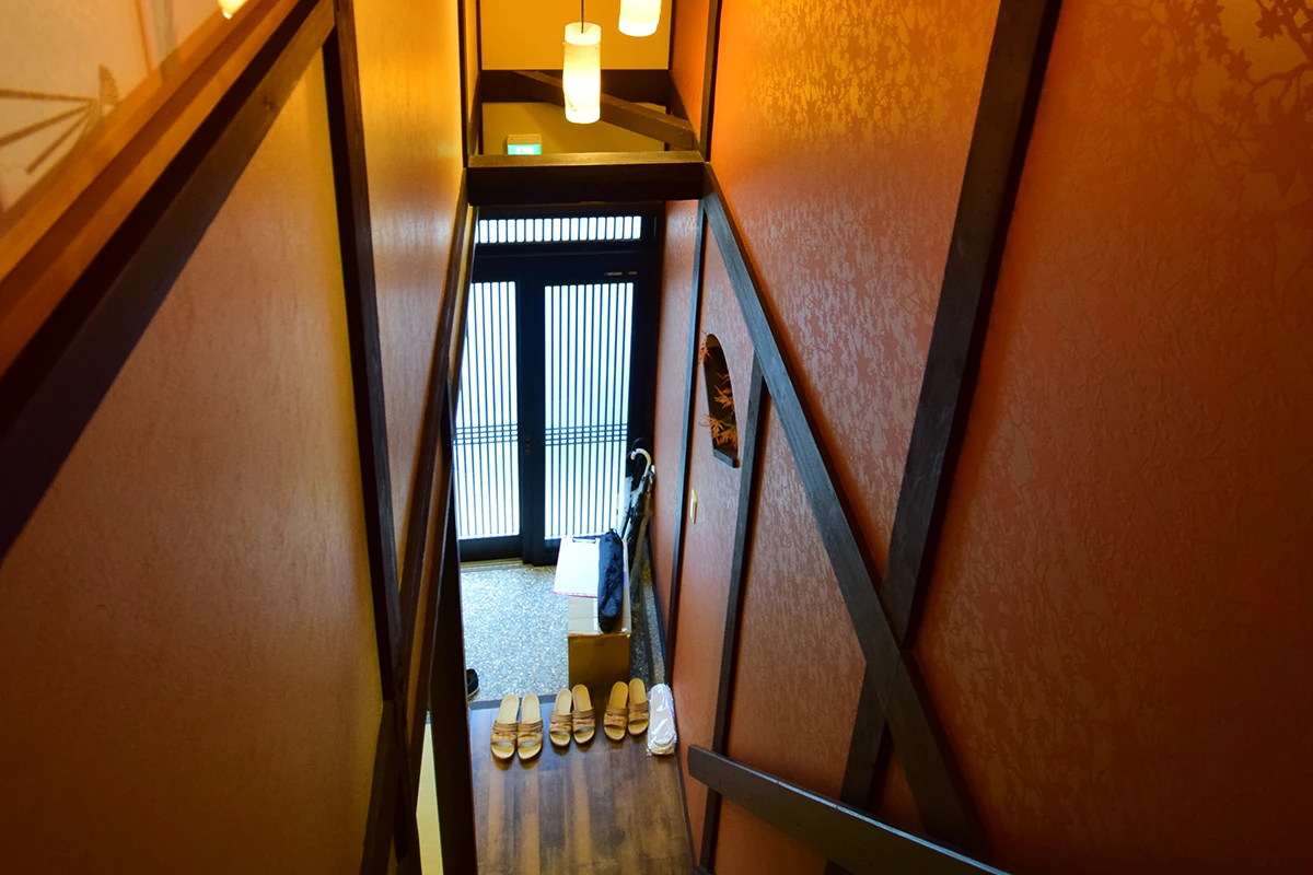 Fully renovated Licensed Guesthouse: Wooden Home with Traditional Charm Near West Oji Sanjo Station