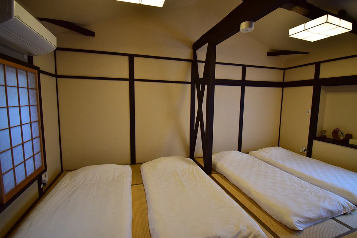 Fully renovated Licensed Guesthouse: Wooden Home with Traditional Charm Near West Oji Sanjo Station