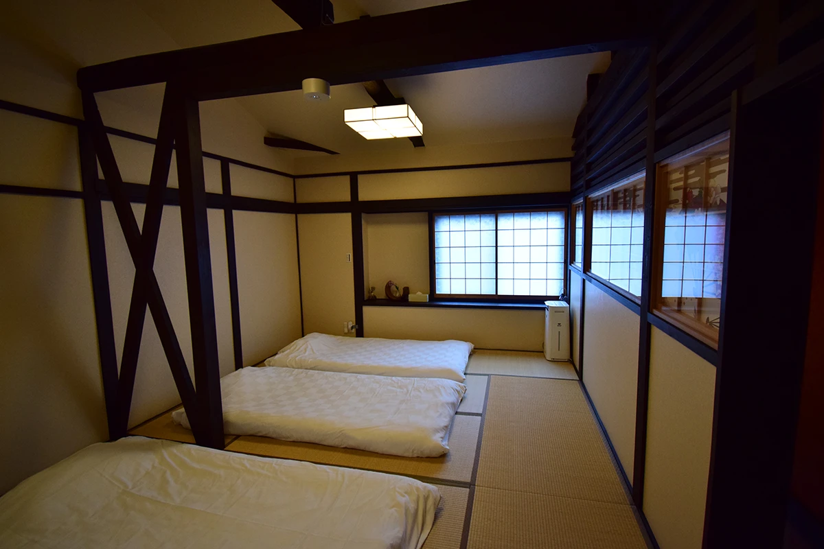 Fully renovated Licensed Guesthouse: Wooden Home with Traditional Charm Near West Oji Sanjo Station