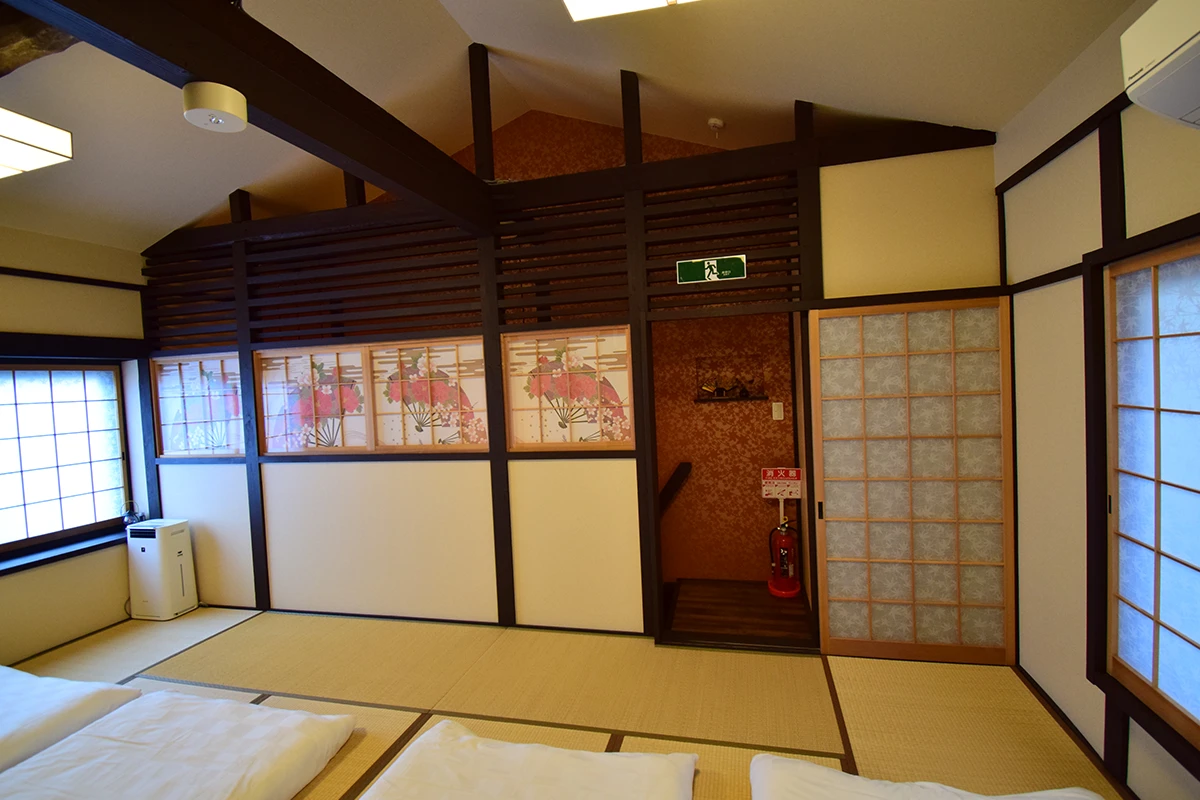 Fully renovated Licensed Guesthouse: Wooden Home with Traditional Charm Near West Oji Sanjo Station