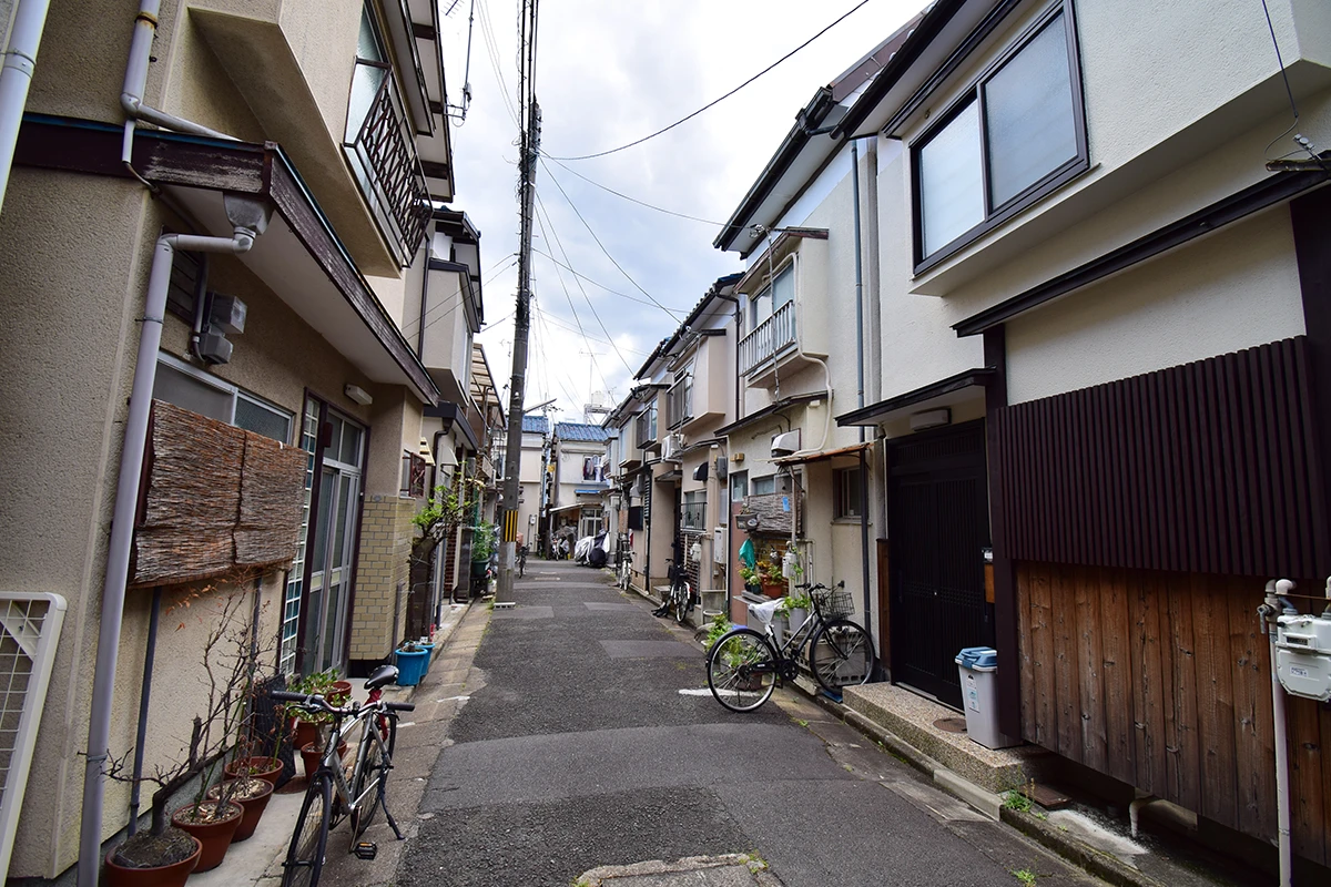 Fully renovated Licensed Guesthouse: Wooden Home with Traditional Charm Near West Oji Sanjo Station